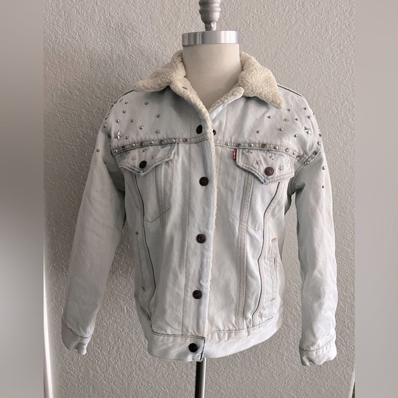 Levi’s light wash denim ex boyfriend Sherpa truckers jacket womens size M snap - Picture 1 of 10